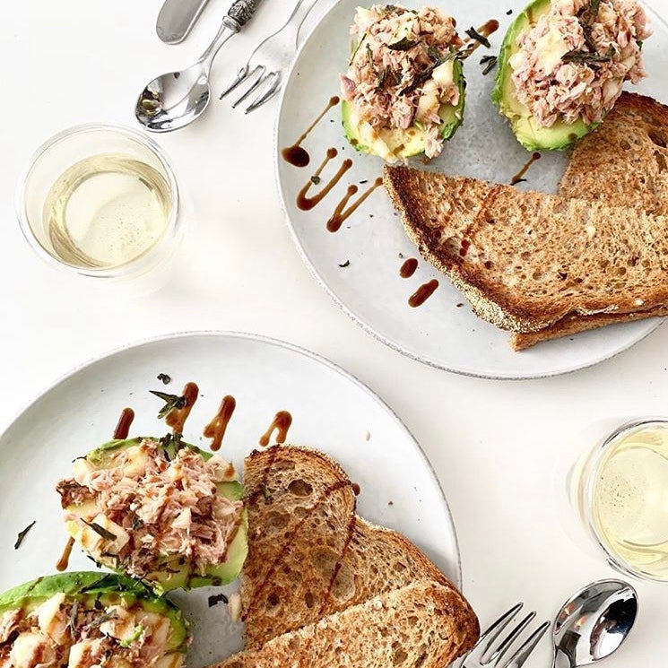 Lunchtime! Avocado, tonijn en kombucha